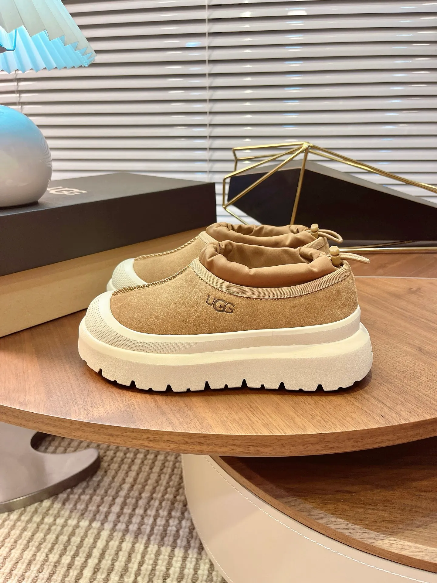 [UGG] P:500💰 Couple shoes Size: 35-44 [Wang Yibo's same style] UGG2025 new winter style Tasman fashion shoes for men and women 1144096 Ugg new fur shoes for autumn and winter, snow boots, same style for men and women ~ Handsome slip-on, lazy shoes, super easy to put on and take off ~ Suede cowhide fabric ~The soles are molded from original soles, not cheap rubber foam, but made of modern material. The characteristics of this material are that it is light, wear-resistant and non-slip. The outsole has a clear logo imprint, which is comparable to that of a store~